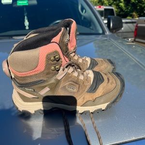Keen hiking boots, size 9